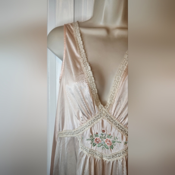 Vintage Gilead Large Elegant Peach Satin Nightgown Slip Dress Floral Embroidery - Picture 2 of 6